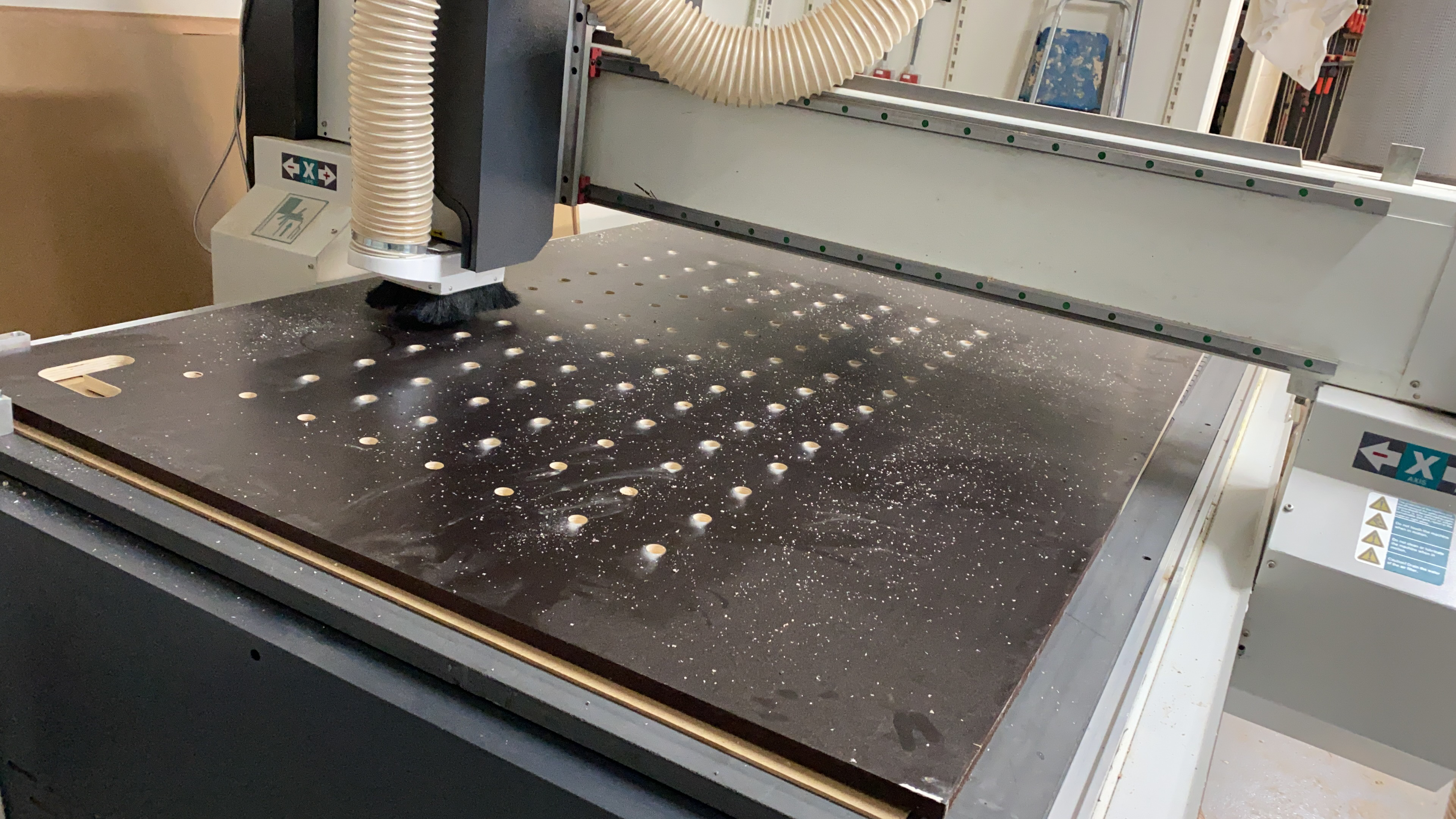 CNC machine in een meubelmakerij